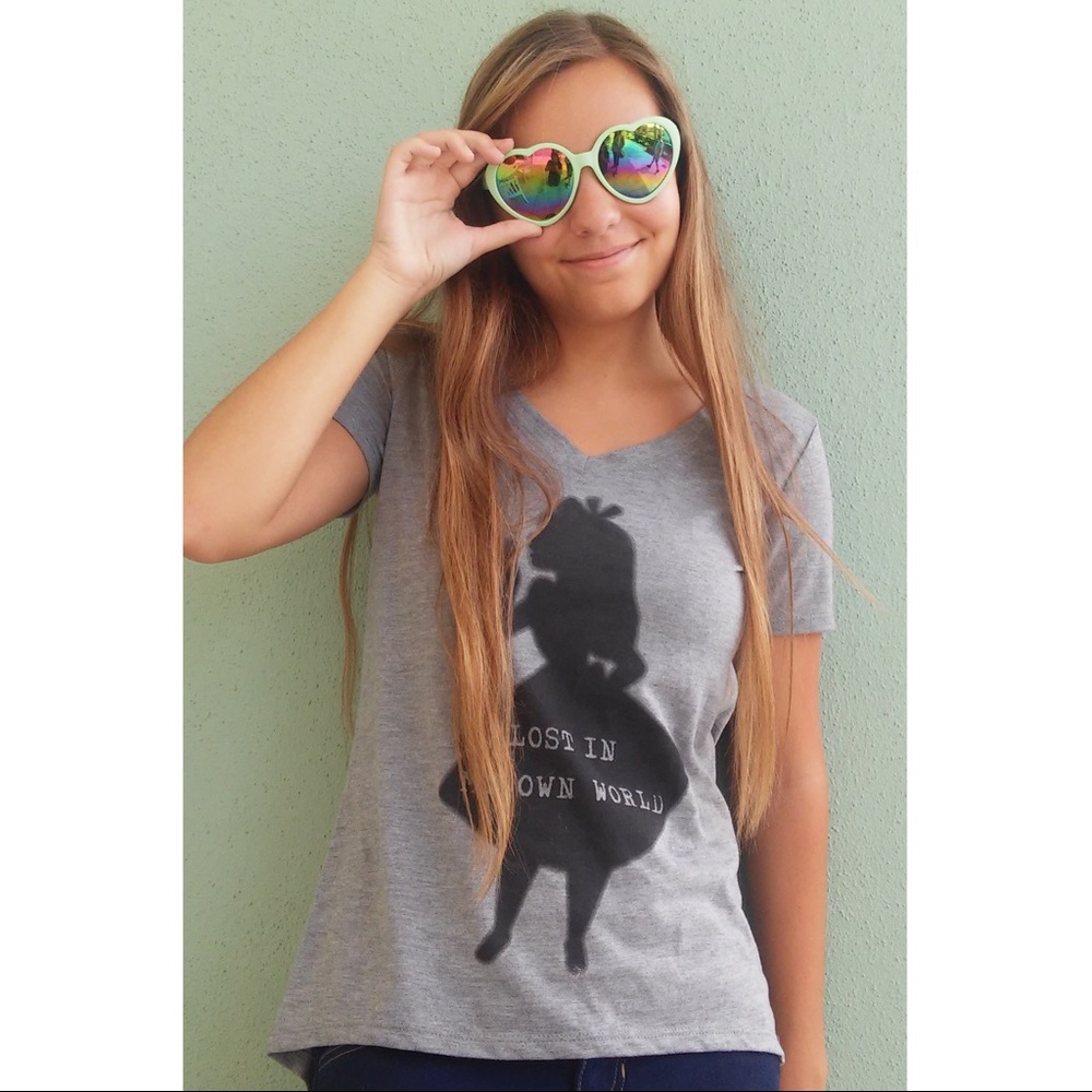 DISNEY Alice in Wonderland Size XS Grey "Lost In My Own World" High-Low Tshirt